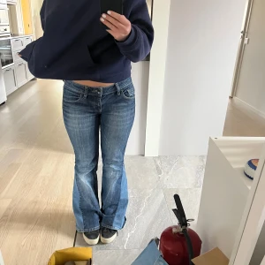 Blå bootcut jeans - Säljer nu mina fina jeans köpta på Vinted.. de var för långa på mig och har även sytt upp dom utan att klippa sönder jeansen. Skulle man vilja ha de längre så kan man försiktigt sprätta upp sömmmen om inte så har de hållt bra! Innerbenslängd: ca 76 cm (uppsydda) Midjemått: ca 38cm. Om man skulle sprätta upp jeansen blir som ca 4-5 cm längre! 