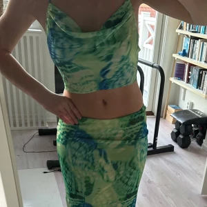 Grönt set - Jättesnyggt set i en magisk grön färg💚Består av en kortare topp och en långkjol, passar perfekt till sommaren eller på fest! 