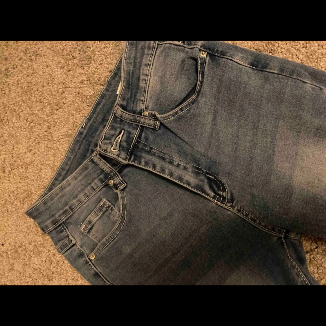 Blå jeans med broderade bakfickor - 1