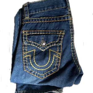 True religion jeans - True relgion jeans midja: 41cm längd: 107cm benöppning 22cm