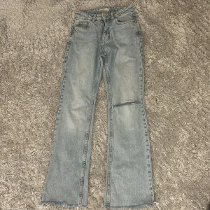 Ljusblå bootcut jeans från g perfect jeans - Snygga jeans från Gina tricot! Dom är flare och sitter perfekt men säljer dessa pga att dom inte kan knäppas! Skriv för bilder på! 
