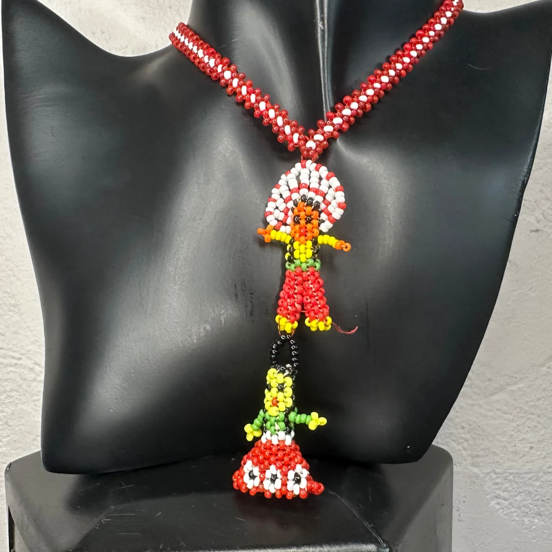 Vintagehalsband med pärlade figurer – färgstark folk art  - 1