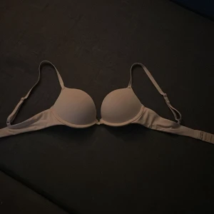 Push up bh från HM - Säljer en beige push up bh från HM. Inga defekter och endast använd 1 gång. Storlek 70a. Köparen står för frakt❤️ 