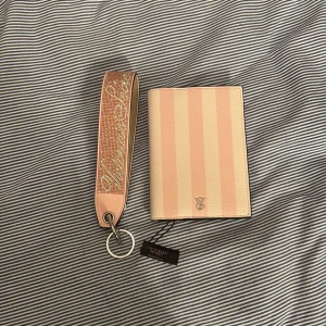 VS passfodral och nyckelring  - Snygg nytt passfodral och ny nyckelring från Victorias Secret. 🩷