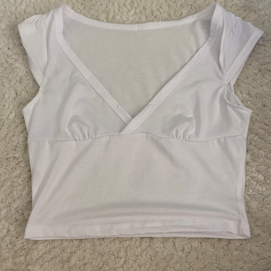 Vit croppad v-ringad topp