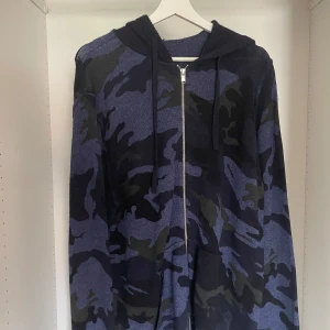 Zadig & voltaire kashmir zip - Jag säljer nu min kashmir zip från zadig & voltaire då jag märker att den inte har kommit till använding så jättemycket. Storleken är M men är stor i storleken. Så skulle säga att den nog är mer åt L hållet. Den är i fint skick bortsett från ett litet hål i luvan (visas på bild 4). Nypris på tröjan är omkring 5000 och jag säljer den därför för 1500. Tveka inte vid fler frågor 🙌