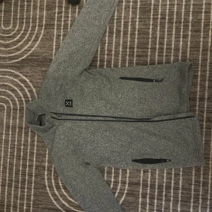 Haglöfs fleece - Detta är en Haglöfs kofta/fleece. Den är väldigt bekväm och håller värmen enormt bra. Koftan är köpt på XXL.
