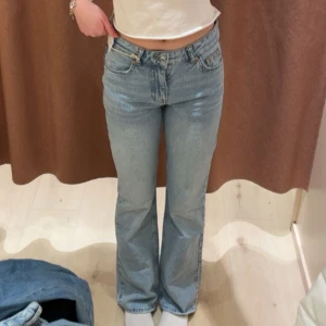 Ljusblå bootcut jeans  - Säljer ett par ljusblå midwaist jeans från Gina i storlek 34 som är ganska små i storleken💕 