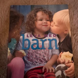 Leva med barn - En inspirerande bok för dig som vill förstå mer om livet med barn! Fylld med tips, råd och intervjuer med familjer och experter inom barnhälsa. Perfekt för unga vuxna som är nyfikna på föräldraskap och barns utveckling.