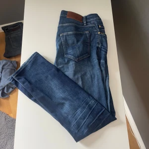 Tiger of sweden jeans - Tiger of sweden jeans med riktigt snygg tvätt i storlek 32:32 | slim passform och bra skick | lagade i skrevet men inget som syns | pris kan diskuteras