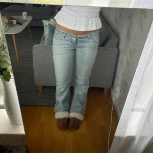 Ljusblå miss sixty jeans bootcut - Jättefina lågmidjade jeans från miss sixty!                       Midjemått 38 cm , Innerbenslängd 86 cm ( lite slitna längst ner vid hälarna)