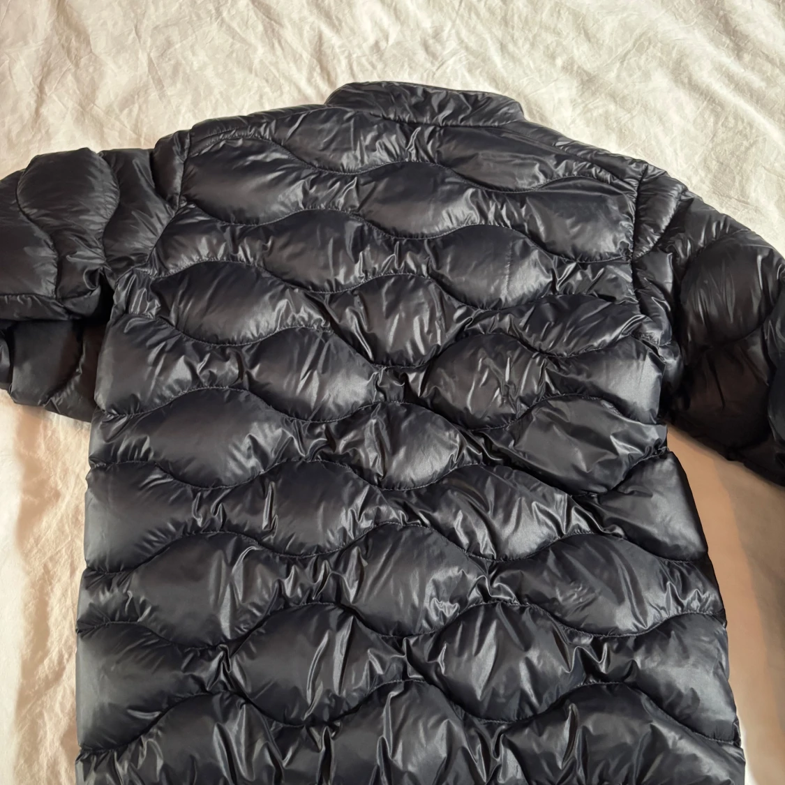 Svart dunjacka Peak Performance 160 - 1