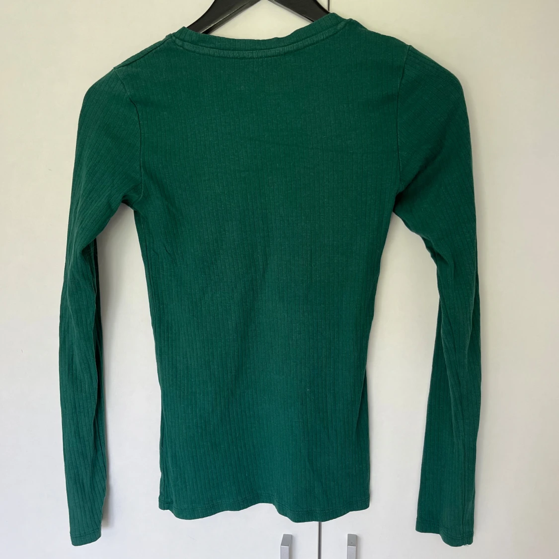 Grön ribbad långärmad tröja - 1
