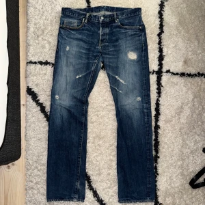 Hysteric glamour jeans - Säljer dessa riktigt snygga Hysteric Glamour-jeans med en grym fade – svårt att hitta bättre. De är i fint skick för sin ålder men har lite snygga hål och  distressing men det adds character imo och blir bara bättre  Storlekstaggad 34 men sitter lite mindre, så håll er till måtten: 	•	Midja: 45 cm 	•	Lår: 27,5 cm 	•	Längd: 105 cm 	•	Benöppning: 19,5 cm  Japanska storlekar är ofta lite mindre än europeiska, så jämför med jeans du har hemma.