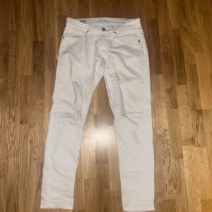 Vita raka jeans från Zara - Snygga vita jeans från Zara i rak modell med klassisk femficksdesign. Byxorna har normal passform och är tillverkade i bomull, vilket gör dem både bekväma och stilrena. Perfekta för dig som vill ha en clean och fräsch look.