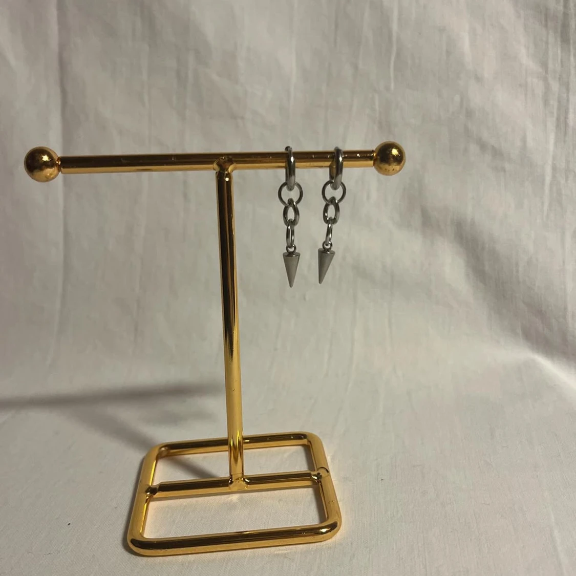 Silvriga örhängen med kedjor och spikes - 2