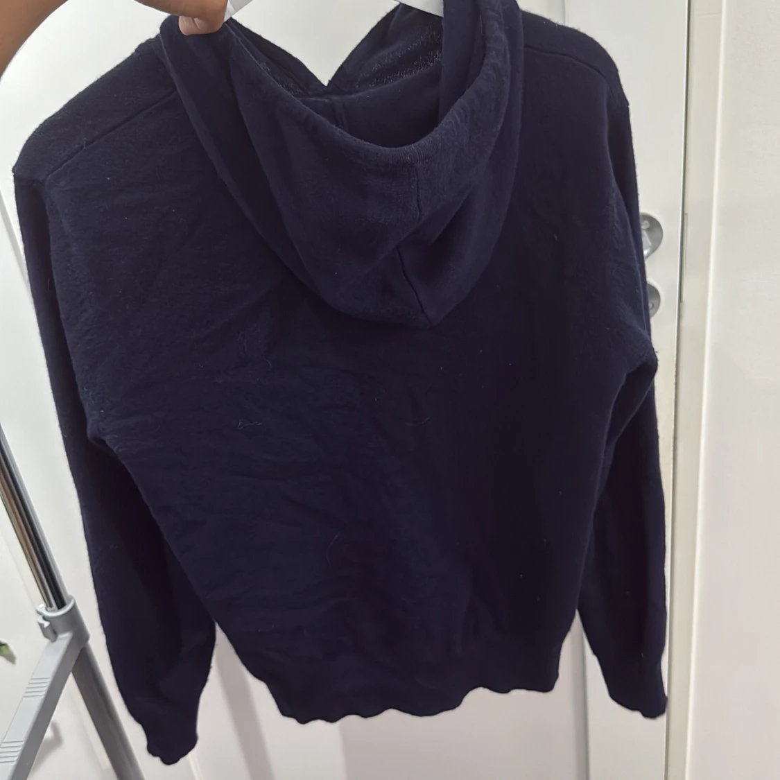 Mörkblå kashmirhoodie från Sayless - 1