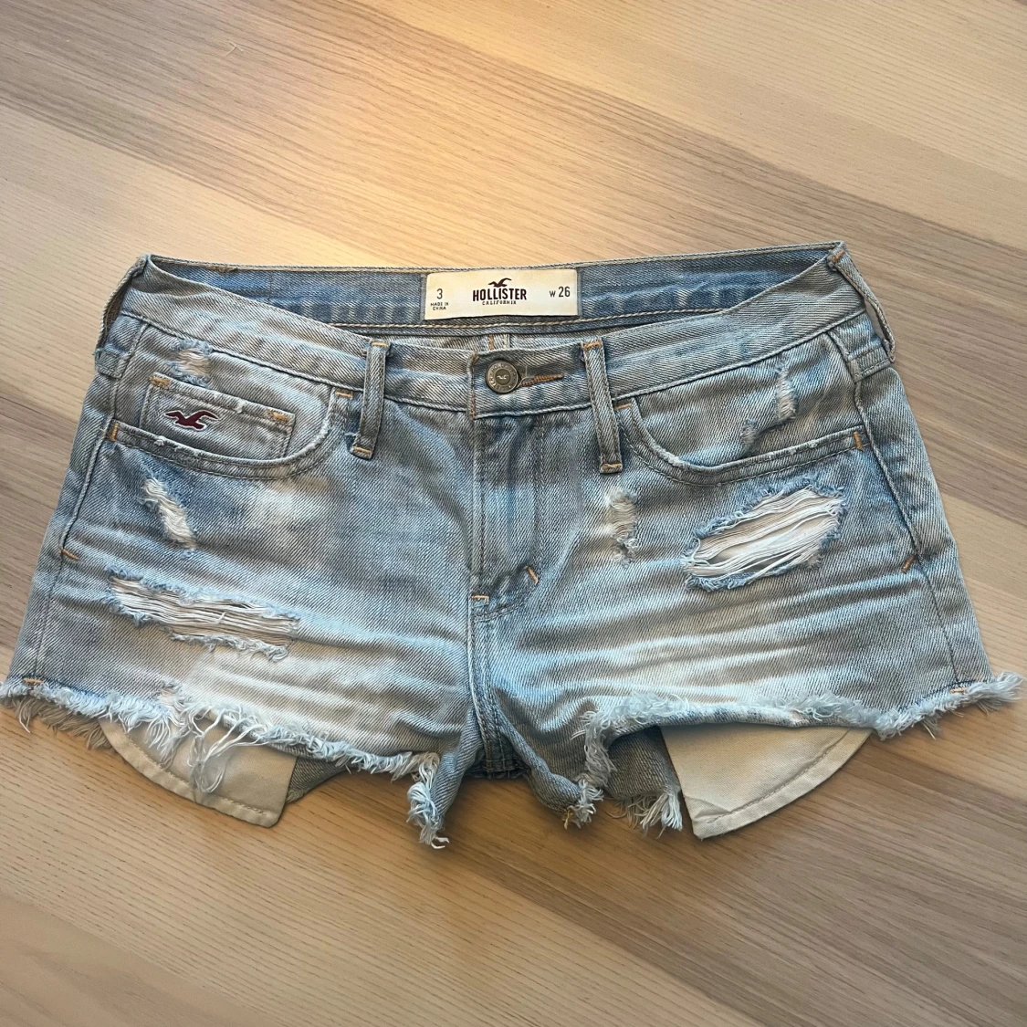 Ljusblå slitna jeansshorts Hollister - 1