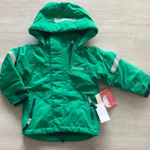 Didriksons jacka - Säljer en helt ny och oanvänd jacka från Didriksons, köpt på Åhléns. Storlek: 80 cm / 12–18 månader Färg: Klar grön  💯 Prislappen sitter kvar – men utan angivet pris 🛡️ STORMsystem™ – 100% vattentät 💨 Vind- och vattentät, idealisk för regnigt och kallt väder 🌟 Reflexdetaljer för ökad synlighet 🔒 Tål tuffa väderförhållanden 🧵 Högkvalitativ konstruktion, typiskt Didriksons.