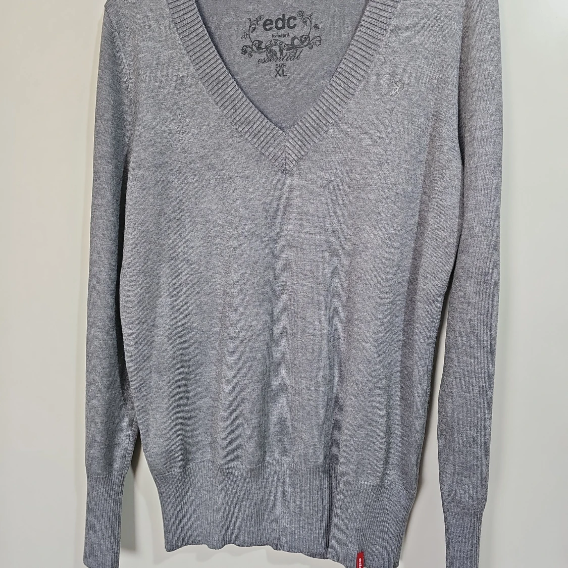 Grå v-ringad tröja från Esprit