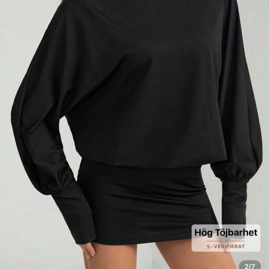 Svart kort klänning med öppen rygg - 4