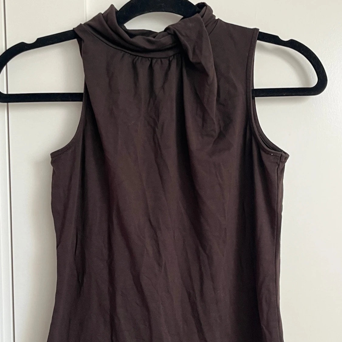 Brun ärmlös topp med knyt från Esprit