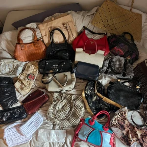 Stort mix av trendiga väskor - Säljer ett gäng olika väskor i olika färger och former – allt från handväskor och axelväskor till shoppingväskor. Här finns beige, svart, röd, blå, brun, vit, guld och leopardmönstrade väskor i material som skinn, syntet, mocka, stickad och jeans. Om du är intresserad av en eller flera väskor är det bara att skicka om vilken för mer information och bilder💞 väskorna säljs för mellan 80-400 kr. Köp flera för billigare pris💞