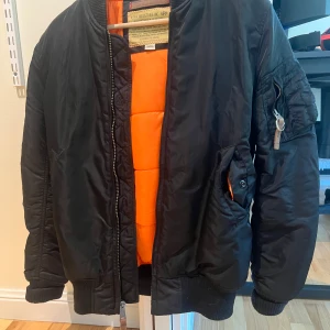 Alpha Industries Bomber Jackor - Alpha Industries Bomber Jackor Storlek S  Inga skador eller defekter, båda i gott skick  Köparen står för frakt eller upphämtning i stockholm  Fler bilder kan skickas