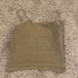 Linne grönt - Den är grön de är ett linne från ginatricot andvänder inte längre men de är jättefint på