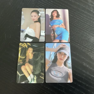 Blackpink 4 kort på jisoo Jennie Lisa och rose  - 4 medlemmar i black pink storlek 6x9 cm med freebias. Hämtas på plats 