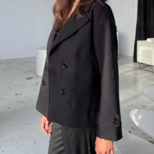 Design by sí jacka - Jättefin jacka som jag använde förra året men hade tänkt köpa en ny därav säljer jag denna🙌🏻 Inga defekter alls och i storlek Xs/S❣️