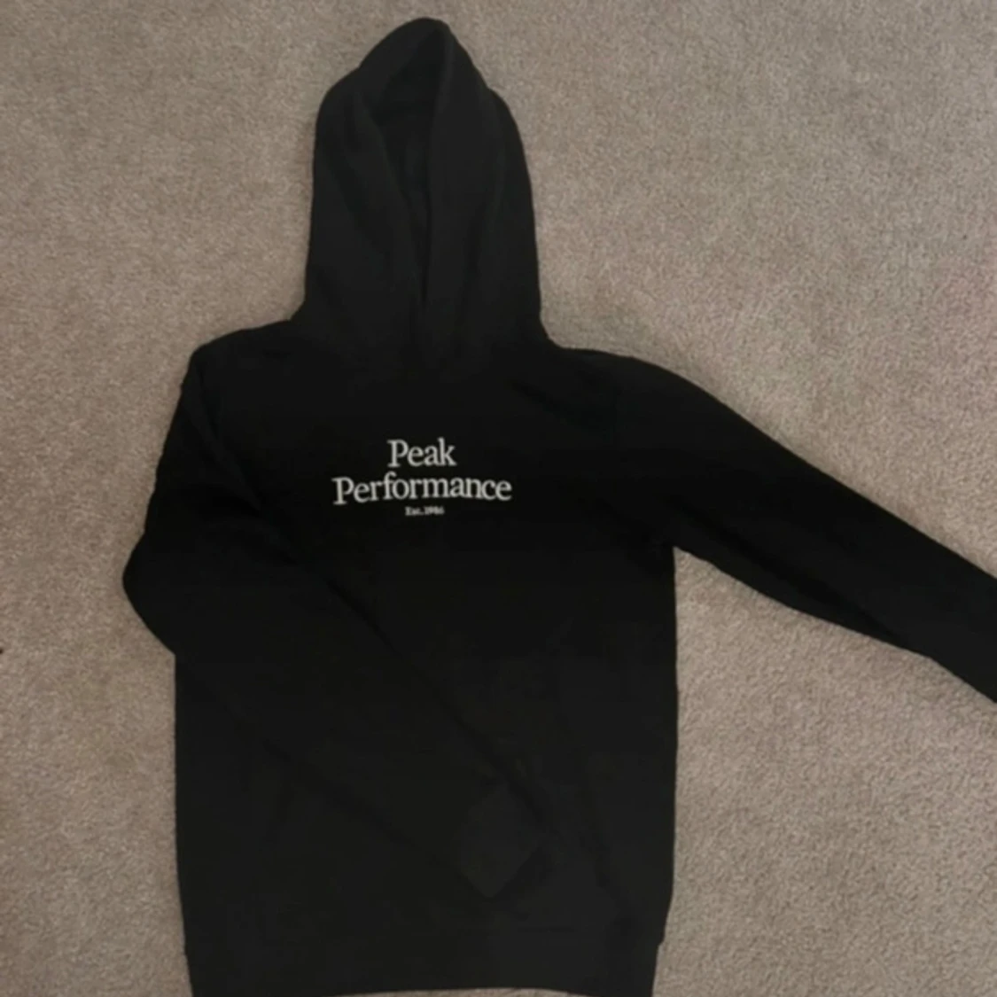 Svart hoodie från Peak Performance