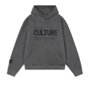 Grå oversized hoodie med text - PRIS KAN ABSOLUT DISKUTERAS.Snygg grå hoodie med texten 'FOR THE CULTURE' framtill i svart. Hoodien har en stor magficka, huva och en avslappnad oversized passform. Storlek M aldrig använd (bara när den testas)