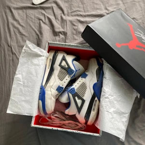 Nike Air Jordan 4 mortor sport retro såklart autentiska - Säljer dessa jordan 4 för ja växt ur dom dom är i bra kvalite men lite slitna här o där. De är size 42 o en halv men kan passa som både 43 o 42. Priset kan såklart diskuteras skriv gärna om funderingar.