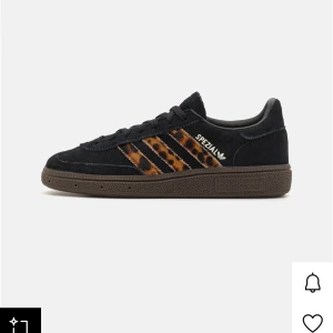 Adidas Spezial sneakers med leoparddetaljer - Svarta Adidas Spezial Handboll sneakers som jag köpt från Zalando i april , Fortfarande i väldigt fint skick då jag använt de sparsamt men kommer inte till användning längre. Skriv för fler bilder eller prisförslag
