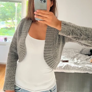 Grå bolero - En stickad ljusgrå bolero från s.Oliver som passar perfekt till hösten🩶storlek 40 men passar även storlek 36 & 38🩶hör av dig vid frågor!!