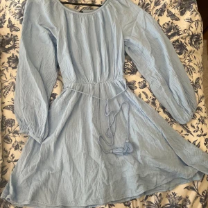 Ljusblå sommarklänning - Storlekslappen har lossnat på ena sidan, se bild. Superfin klänning som är använd bara 2 gånger. I storlek xs men passar mig som annars har S/M i kläder