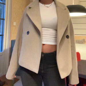 snygg beige kappa ❤️ - jättefin kappa prefekt för hösten!❤️❤️ är i storlek xs men passar s också!! väldigt bra skick🥰 skriv vid funderingar och läs bio❤️