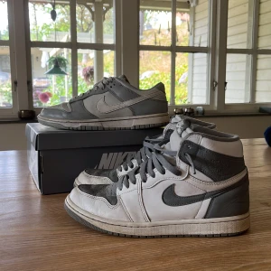 Nike Dunk Low & Air Jordan 1 Grå/Vit - Tja, säljer två par sneakers från Nike för jätte bra pris eftersom de aldrig kommer till användning, ett par Dunk Low i grått och vitt med klassisk siluett och snörning, samt ett par Air Jordan 1 High i samma färgskala med ikonisk design och högt skaft. Skorna är i avnänt skick men har mycket kvar att ge. Medkommer en box (Jordan 1s). Nypris på båda totalt: ca 4000 kr. Hör av dig vid minsta fråga eller fundering, pris ej hugget i sten. 