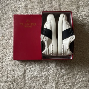Valentino opens - Jag säljer mina Valentino opens. De är i bra skick och kvalité. Det är storlek 43. Om du är intresserad så är det bara att höra av sig.