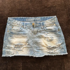 Lågmidjad jeanskjol  - Supercool Lågmidjad jeanskjol med slitningar. Storlek S🩵