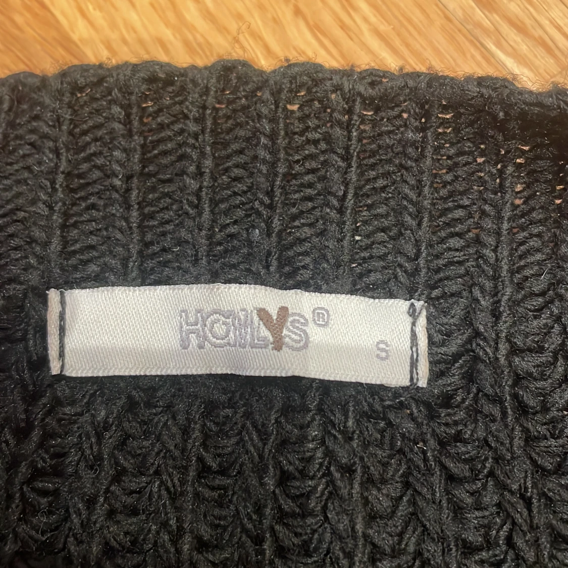 Svart stickad tröja med grov struktur i S - 4