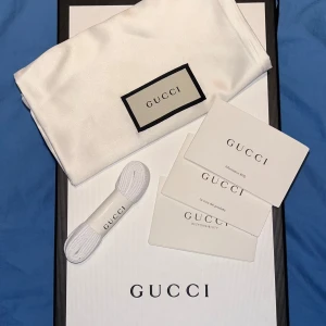 Gucci - skor - Gucci - skor strl 43 (UK 8) Använd, cond 9/10 Nypris 8.400:- Mitt pris 4.200:-  Med kartong, bags och nya snören