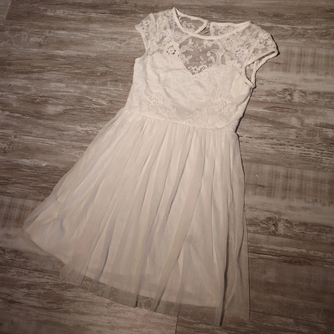 Vit spetsklänning från NLY One