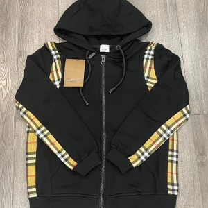 Burberry kofta  - Tjena säljer en burberry kofta i nyskick inga konstigheter med den tillkommer med dens påse och dens tag, hör gärna av er vid intresse och tveka inte på att hojta till👌