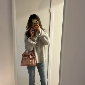 Stickad tröja  - Säljer denna superfina stickade tröjan från Arket som är sparsamt använd🥰 Storlek Xxs men är en S på 172cm för preferens.  Nypris är 990kr