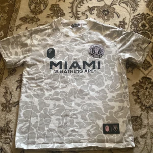 Inter Miami X Bape - Har använt tröjan ungefär 2 gånger. Tröjan passar mer som en S storlek och inte en M storlek men båda storlekarna borde passa rätt så bra. 