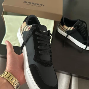 Burberry Skor - Burberry Checked Low skor. Helt nya, aldrig använda. Riktigt snygga, men passade ej bra. 