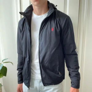 Ralph Lauren jacka  - Väldigt skön, lite tjockare i materialet och quiltad där inne. Lätt det skönaste plagget jag inne just nu tycker jag. Har en najs luva och innerficka. Inga som helst defekter🙏, modellen är 180,75 kg och bär S. Kom med frågor! 