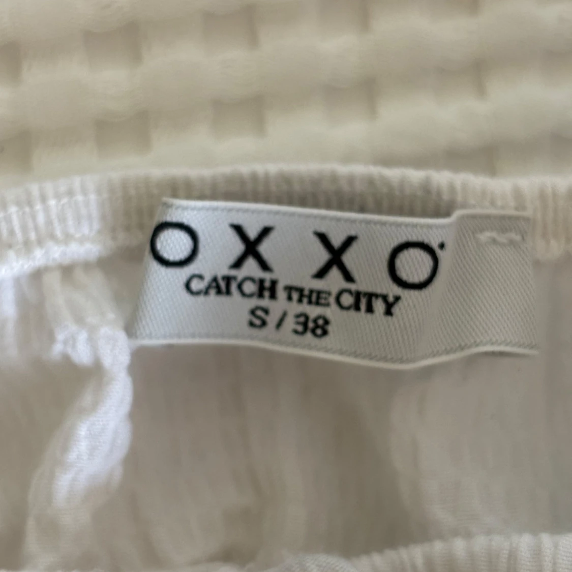 Vit blus med puffärm  - 2